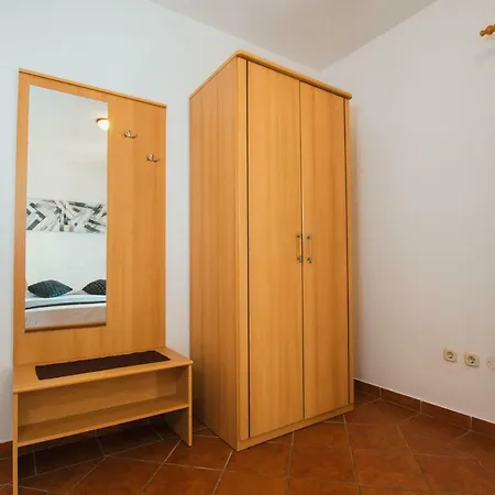 Sara アパート トロギール